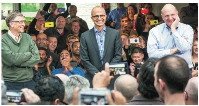 2014년 2월 4일(현지시간) 미 워싱턴주 레드몬드에 있는 마이크로소프트(MS) 본사 캠퍼스에서 이 회사 제3대 최고경영자(CEO)로 이날 취임한 사티아 나델라(가운데)가 초대 CEO인 빌 게이츠(왼쪽), 제2대 CEO인 스티브 발머와 함께 임직원들에게 인사하고 있다. MS 제공