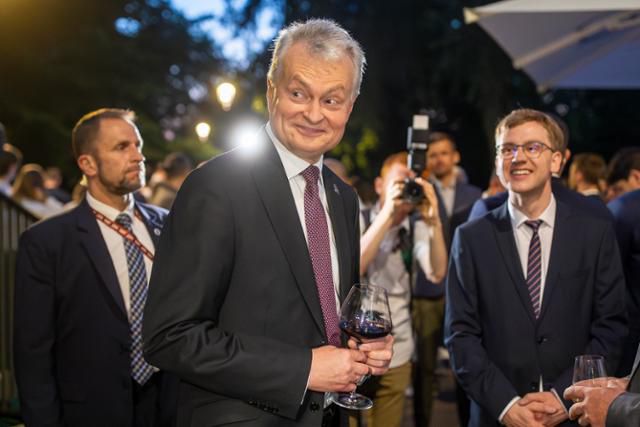 기타나스 나우세다(가운데) 리투아니아 대통령이 26일 치러진 대선 결선에서 승리한 후 미소 짓고 있다. 빌뉴스=AP 연합뉴스