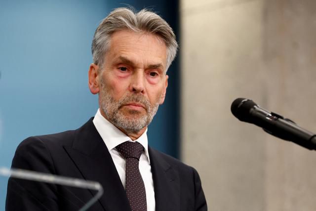 네덜란드 차기 총리 후보자로 지명된 딕 스호프(67)가 28일 헤이그에서 기자회견을 열고 참가자들을 바라보고 있다. 헤이그=로이터 연합뉴스