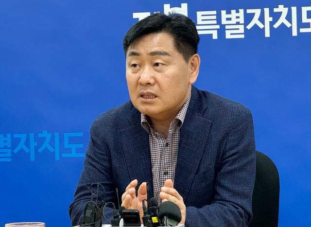 김관영 전북지사가 지난 1일 도청에서 기자간담회를 열고 발언하고 있다. 연합뉴스