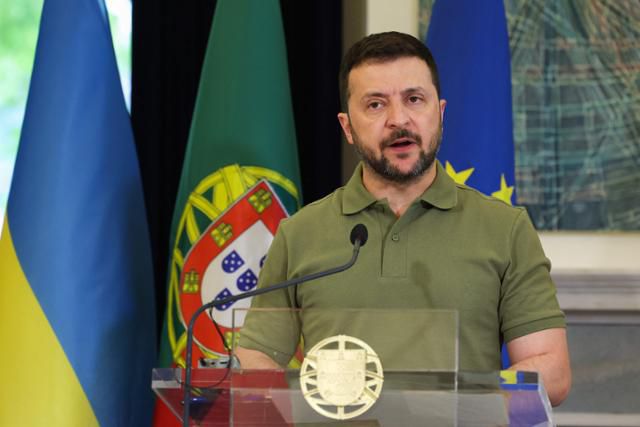 볼로디미르 젤렌스키 우크라이나 대통령이 28일 포르투갈 리스본에서 루이스 폰테네그로 포르투갈 총리와 회담을 한 뒤 기자회견에 참석해 발언하고 있다. 리스본=AFP 연합뉴스