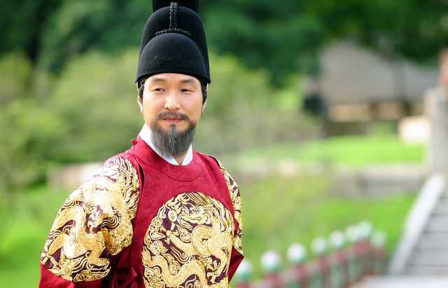 한글 창제 과정을 그린 텔레비전 드라마 '뿌리깊은 나무' 속 세종 역의 한석규. 이 드라마 속 세종은 민중의 언어 지랄을 입에 달고 살았다.