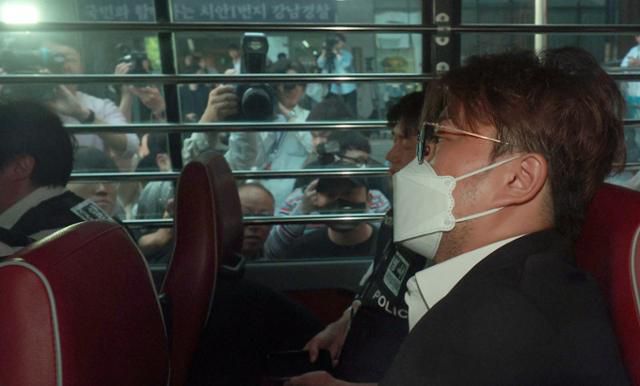 음주 뺑소니 혐의를 받는 트로트 가수 김호중이 31일 오전 서울 강남경찰서에서 나와 검찰로 구속 송치되고 있다. 뉴스1