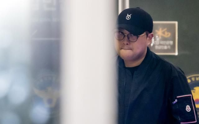 음주 뺑소니 혐의를 받는 트로트 가수 김호중이 21일 오후 서울 강남구 강남경찰서에서 경찰 조사를 받은 후 귀가하고 있다. 뉴시스