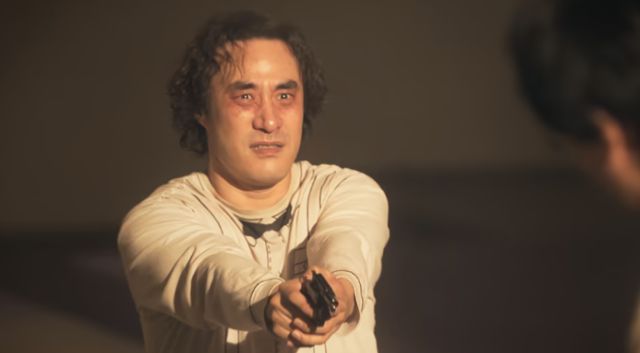 '더 에이트 쇼'에서 가장 낮은 계급이자 장애인으로 나온 '노상국'을 연기한 배우 배성우. 넷플릭스 제공