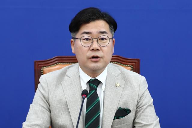 박찬대 더불어민주당 원내대표가 2일 오전 국회에서 22대 국회 원 구성 관련 기자간담회를 하고 있다. 뉴스1
