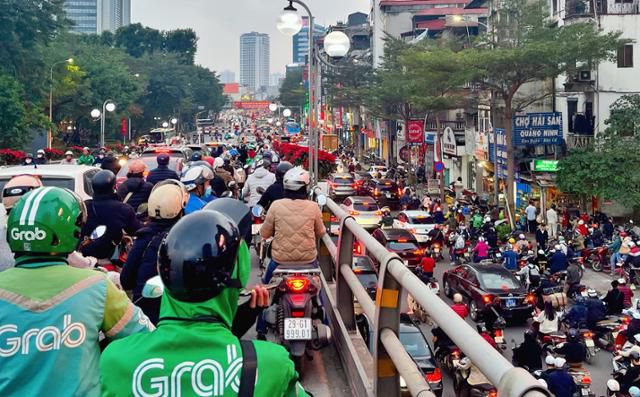 지난 2일 베트남 하노이 시내 도로에 퇴근길 시민들이 탄 승용차와 오토바이가 뒤엉켜 있다. 교통체증으로 차로가 꽉 막히면 오토바이 운전자들은 인도로 달리곤 한다. 하노이=허경주 특파원