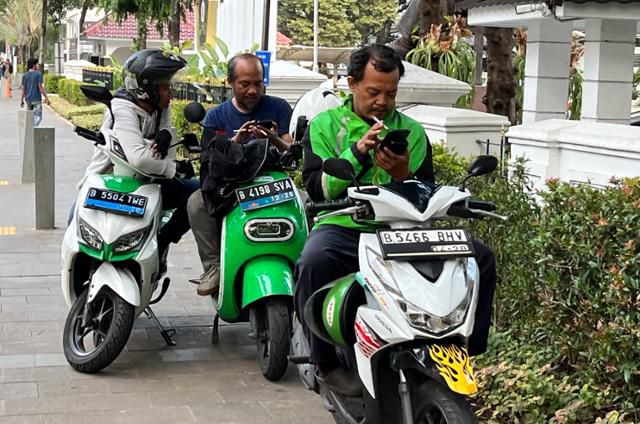 지난해 9월 인도네시아 자카르타에서 그랩과 고젝 등 승차 공유 플랫폼 소속 기사들이 승객 호출을 기다리고 있다. 자카르타=허경주 특파원