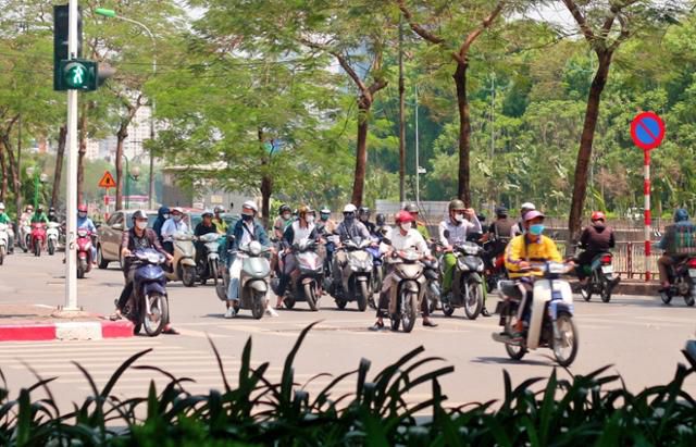 1일 베트남 하노이에서 오토바이를 탄 시민들이 출발 신호를 기다리고 있다. 하노이=허경주 특파원