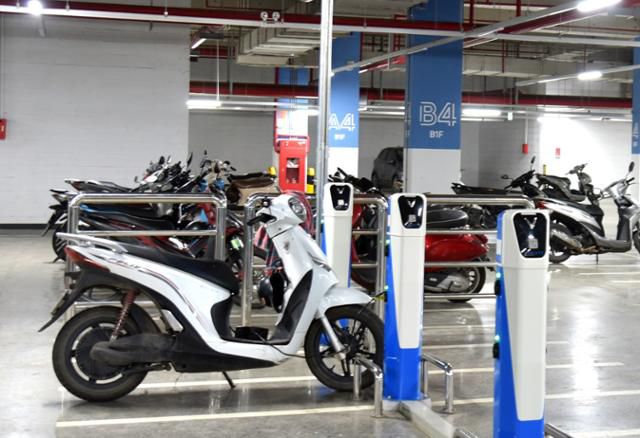 지난달 31일 베트남 하노이 롯데 웨스트레이크 주차장에 위치한 전기 오토바이 충전소에서 한 오토바이가 충전되고 있다. 전기 오토바이에 대한 관심이 커지면서 충전소 역시 조금씩 늘고 있는 추세다. 하노이=허경주 특파원
