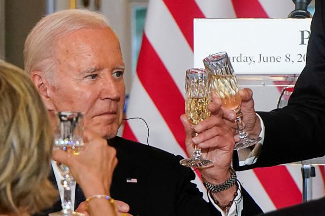 조 바이든 미국 대통령이 8일 프랑스 파리 엘리제궁에서 열린 국빈 만찬에서 에마뉘엘 마크롱 프랑스 대통령과 잔을 부딪치고 있다. 파리=로이터 연합뉴스