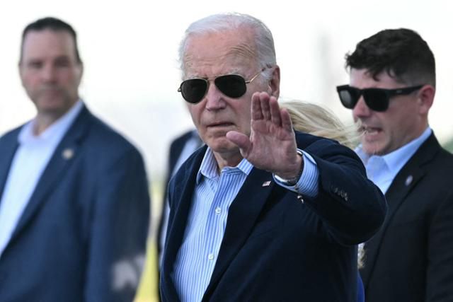 조 바이든(가운데) 미국 대통령이 9일 펜실베이니아주 필라델피아 국제공항에 도착해 손을 흔들고 있다. 바이든 대통령은 닷새간의 프랑스 방문을 마치고 귀국했다. 필라델피아=AFP 연합뉴스