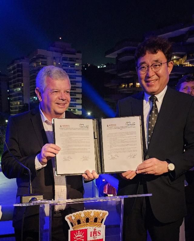 차석호(오른쪽) 진주 부시장이 브라질 니테로이시장과 지속적인 상호교류를 약속하는 업무협약을 체결한 뒤 기념촬영을 하고 있다. 진주시 제공