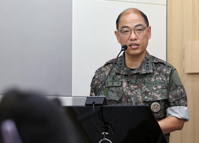 이성준 합동참모본부 공보실장(대령)이 11일 서울 용산구 국방부 브리핑룸에서 열린 정례 브리핑에서 지난 9일 북한군의 군사분계선 단순 침범에 관한 취재진 질문에 답변하고 있다. 뉴스1