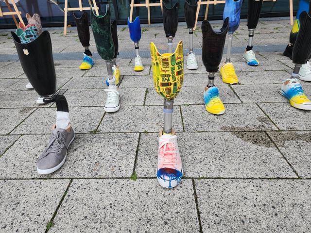11일 우크라이나 재건 회의가 열린 독일 베를린의 대형 컨벤션 센터 '베를린 메세' 앞에 우크라이나 재건을 상징하는 의족이 전시돼 있다. 베를린=신은별 특파원