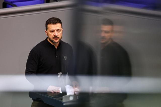 볼로디미르 젤렌스키 우크라이나 대통령이 11일 독일 베를린 연방의회에서 연설하고 있다. 베를린=EPA 연합뉴스