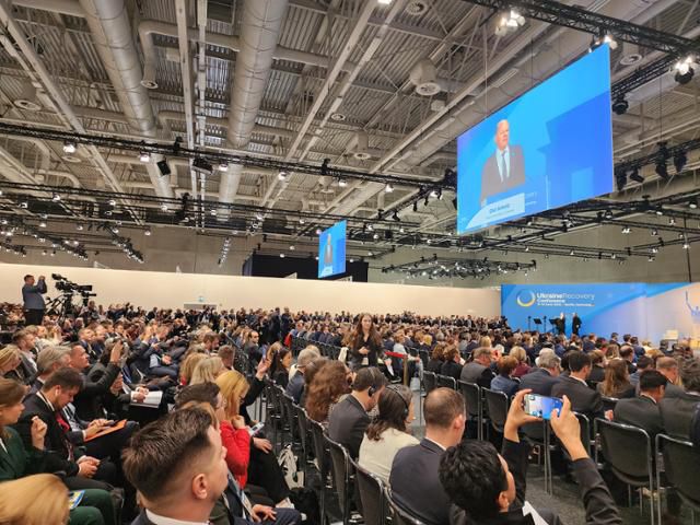 우크라이나 재건 회의가 열린 11일 '베를린 메세' 내 한 회의장이 우르줄라 폰데어라이엔 유럽연합(EU) 집행위원장, 올라프 숄츠 독일 총리, 볼로디미르 젤렌스키 우크라이나 대통령의 연설을 듣기 위해 참석한 이들로 가득 차 있다. 베를린=신은별 특파원