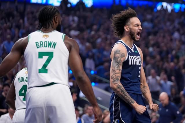미국프로농구(NBA) 댈러스의 데릭 라이블리(오른쪽 첫 번째)가 13일(한국시간) 미국 텍사스주 댈러스 아메리칸 에어라인스 센터에서 열린 2023~24시즌 NBA 파이널 3차전 도중 득점에 성공한 후 포효하고 있다. 댈러스=AP 연합뉴스