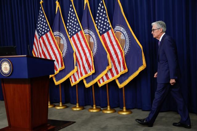 미국 연방준비제도(Fed·연준)가 7회 연속 기준금리 동결을 결정한 12일 제롬 파월 연준 의장이 기자회견을 하기 위해 워싱턴 연준 회견장으로 들어가고 있다. 워싱턴=로이터 연합뉴스