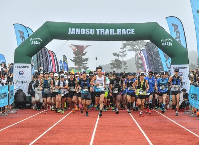 장수트레일레이스 참가자들이 출발선에서 달려 나가는 모습. 장수러닝크루 제공