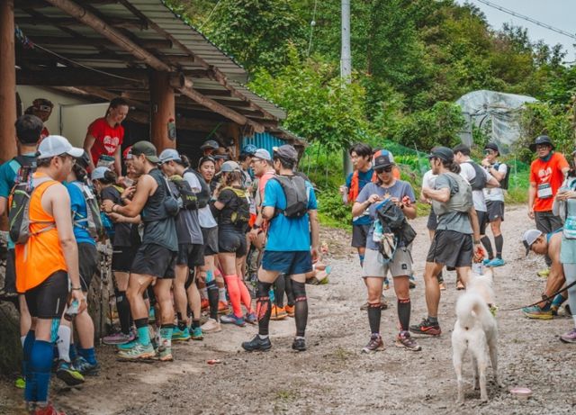 제2회 트레일레이스 CP(체크포인트)인 지실가지마을 곰순네 할아버지집에서 참가자들이 휴식을 취하고 있다. 장수러닝크루 제공