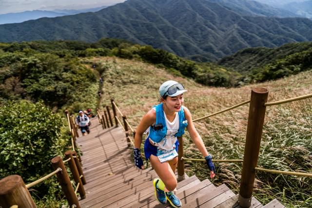 제2회 트레일레이스 여성 참가자가 땀을 흘리며 장안산 능선을 따라 계단을 오르고 있다. 장수러닝크루 제공