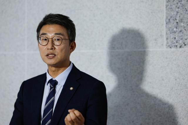 노종면 더불어민주당 원내대변인이 12일 서울 여의도 국회의원회관에서 정치검찰사건조작특별대책단 회의를 마친 뒤 기자들 질문에 답하고 있다. 뉴스1