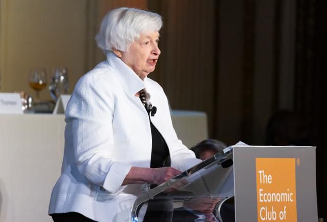 재닛 옐런 미국 재무장관이 13일 미 뉴욕에서 열린 '뉴욕경제클럽' 행사에 참석해 조 바이든 행정부의 경제 정책 및 세계 경제 현안에 대해 연설하고 있다. 뉴욕=EPA 연합뉴스