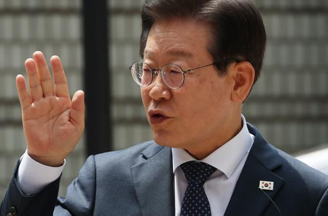 더불어민주당 이재명 대표가 14일 서울중앙지법에서 열린 공직선거법 관련 재판에 출석하기에 앞서 사람들을 향해 조용히 해줄 것을 요청하고 있다. 연합뉴스