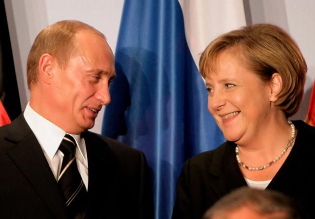 2006년 독일 드레스덴에서 만난 블라디미르 푸틴(왼쪽) 러시아 대통령과 앙겔라 메르켈 당시 독일 총리. 메르켈 전 총리는 푸틴 대통령이 가장 오래 기다리게 만든 국가 정상이다. 2014년 정상회담에서 4시간15분을 기다렸다. 드레스덴=EPA 연합뉴스