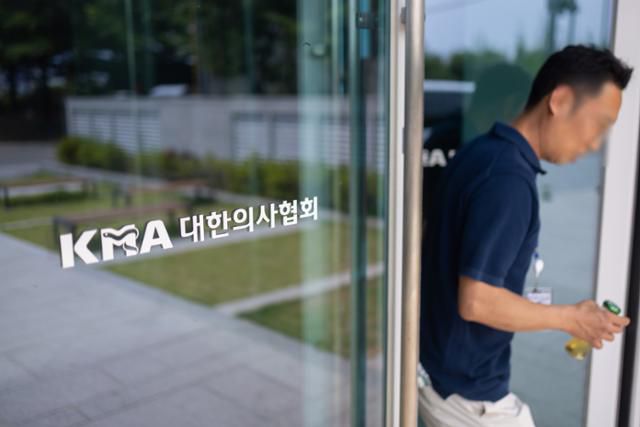 대한의사협회 산하 '올바른 의료를 위한 특별위원회' 첫 회의를 하루 앞둔 21일 서울 용산구 의협회관에서 한 남성이 나오고 있다. 연합뉴스