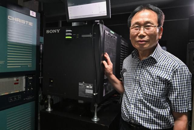 홍성희 씨네큐브 광화문 영사실장이 13일 서울 종로구 씨네큐브 영사실에서 디지털 영사기를 선보이고 있다. 신용주 인턴기자