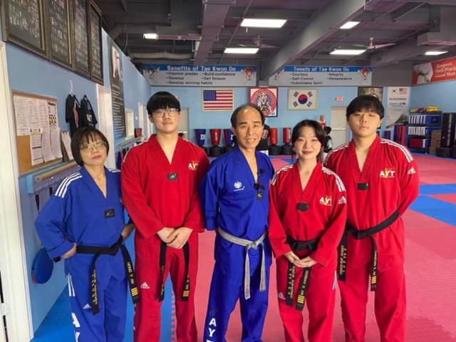 미국 텍사스주 휴스턴 외곽 지역에서 '용인 태권도'를 운영 중인 안한주(가운데) 관장의 가족 사진. 용인 태권도 제공
