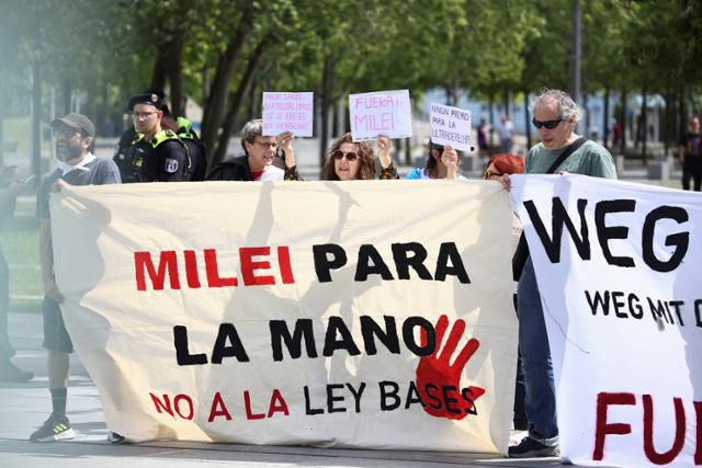 23일 독일 베를린 총리실 앞에서 하비에르 밀레이 아르헨티나 대통령 규탄 및 올라프 숄츠 독일 총리와의 회담 반대 시위가 열리고 있다. 베를린=로이터 연합뉴스