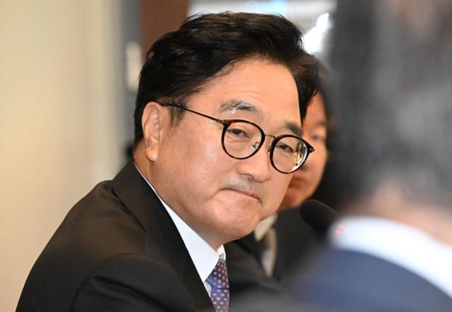 24일 서울 중구 프레스센터에서 열린 우원식 국회의장 초청 관훈토론회에서 우 의장이 사회자의 질문을 듣고 있다. 최주연 기자