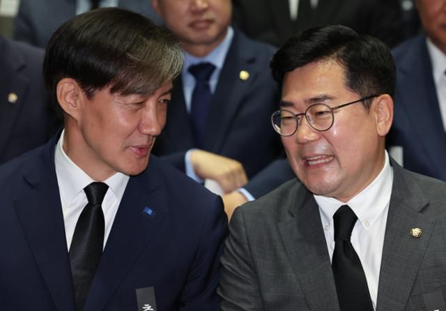 박찬대(오른쪽) 더불어민주당 당대표 직무대행 겸 원내대표와 조국 조국혁신당 대표가 26일 오전 서울 용산구 백범 김구 기념관에서 열린 백범 김구 선생 제75기 추모식에서 대화를 나누고 있다. 연합뉴스