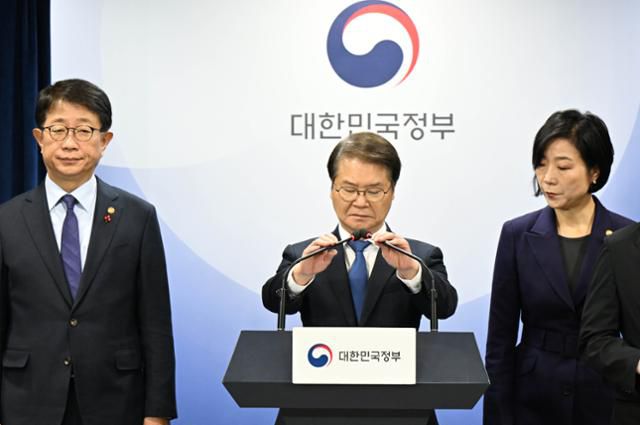 이정식(가운데) 고용노동부 장관과 중대재해법 해당 부처 장관들이 지난 1월 정부서울청사 브리핑실에서 중대재해법 추가 유예 입법을 촉구하는 발표를 하고 있다. 왼쪽부터 박상우 국토교통부 장관, 이 장관, 오영주 중소벤처기업부 장관. 왕태석 선임기자