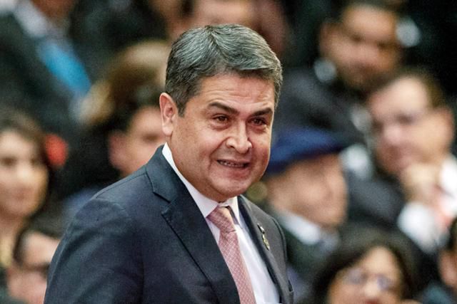 후안 오를란도 에르난데스 전 온두라스 대통령이 2020년 1월 14일 과테말라 수도 과테말라시티에서 열린 알레한드로 잠마테이 대통령의 취임식에 참석하고 있다. 과테말라시티=AP 연합뉴스