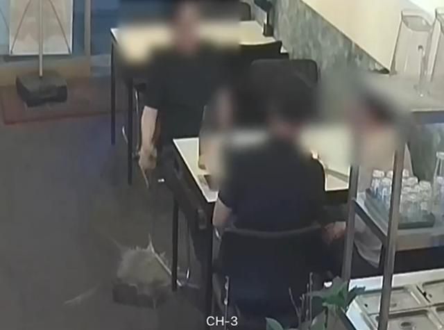 지난 7일 대구 한 치킨집에서 남성이 고의로 맥주를 바닥에 쏟고 있다. '아프니까 사장이다' 카페 캡처