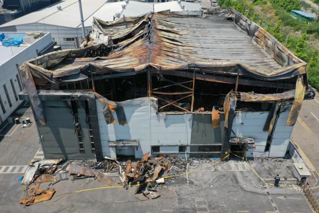 26일 화재로 31명의 사상자가 나온 경기 화성 일차전지 업체 아리셀의 모습. 화성=박시몬 기자