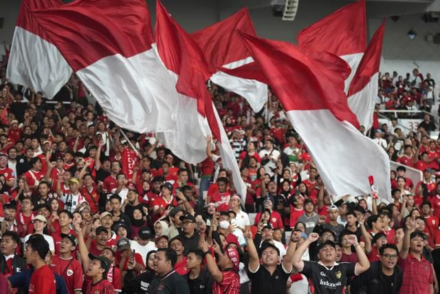 인도네시아 축구 응원단이 11일 인도네시아 자카르타 겔로라 붕 카르노 스타디움에서 열린 2026 북중미 월드컵 아시아지역 2차 예선 조별리그 F조 최종전 필리핀과의 경기 중 응원을 펼치고 있다. 이날 인도네시아는 필리핀을 2-0으로 꺾고 조 2위를 확보하면서 3차 예선에 진출했다. 자카르타=AP 뉴시스