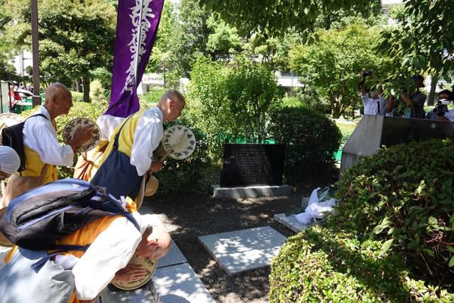 간토대지진 조선인 희생자 추모를 위한 위령 행사 참가자들이 지난해 9월 1일 일본 도쿄 스미다구 요코아미초 공원을 찾아 추도비 앞에서 기도하고 있다. 도쿄=연합뉴스