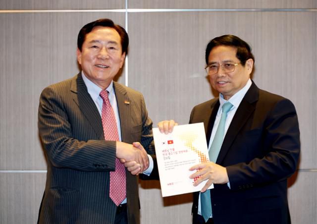 김기문(왼쪽) 중소기업중앙회 회장이 1일 서울 롯데호텔에서 팜 민 찐 베트남 총리와 간담회를 하고 기념사진을 촬영하고 있다. 중소기업중앙회 제공