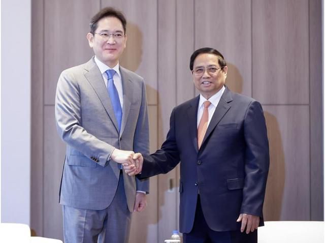 방한 중인 팜 민 찐 베트남 총리가 2일 서울 롯데호텔에서 이재용 삼성전자 회장을 만나 악수하며 기념 촬영하고 있다. 베트남 관보 VGP 캡처