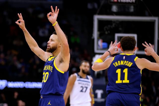 골든스테이트의 '스플래시 듀오' 스테픈 커리(왼쪽 첫 번째)와 클레이 톰프슨(오른쪽 첫 번째). 미니애폴리스=AP