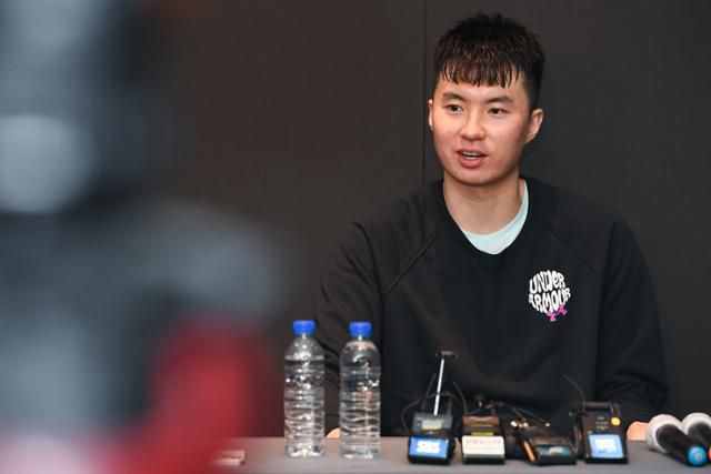 이현중이 2023년 1월 13일 서울 서초구 호텔 페이토강남에서 열린 기자간담회에서 미국프로농구(NBA) 도전에 대한 의지를 밝히고 있다. 김영원 인턴기자