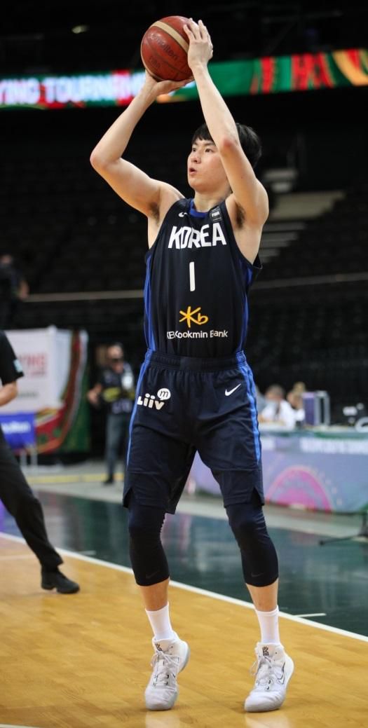 한국 남자농구 대표팀 이현중이 2021년 7월 1일 리투아니아에서 열린 2020 도쿄올림픽 최종예선 베네수엘라 전에서 3점슛을 시도하고 있다. 대한민국농구협회 제공