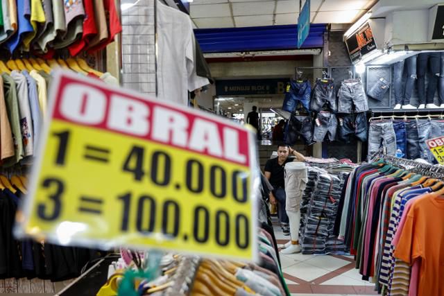 지난달 24일 인도네시아 자카르타의 한 옷가게에서 주인이 손님을 기다리고 있다. 자카르타=EPA 연합뉴스