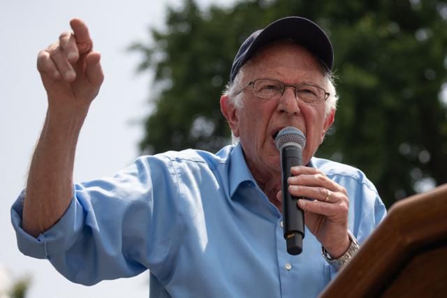버니 샌더스 연방 상원의원(무소속·버몬트)이 지난달 뉴욕 민주당 경선 전 한 집회에 참석해 연설을 하고 있다. 뉴욕=AFP 연합뉴스