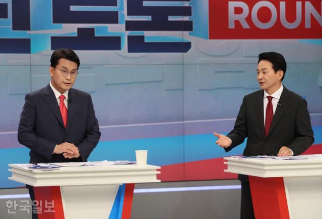 9일 오후 서울 중구 TV조선에서 국민의힘 전당대회에 출마한 윤상현(왼쪽), 원희룡 후보가 토론을 하고 있다. 고영권 기자